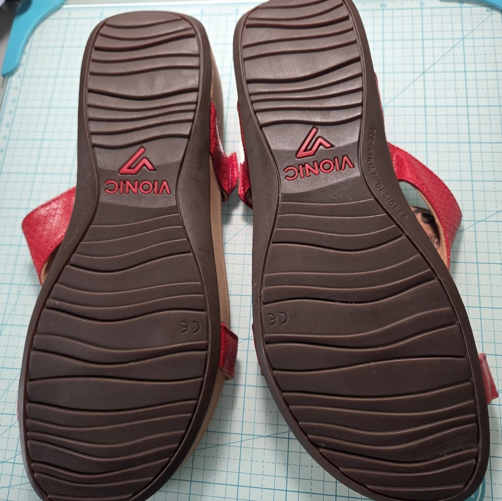 Vionic Size 10 Red Wedge Sandals - Picture 11 of 16